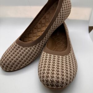 Vivaia Claire Round-toe flats